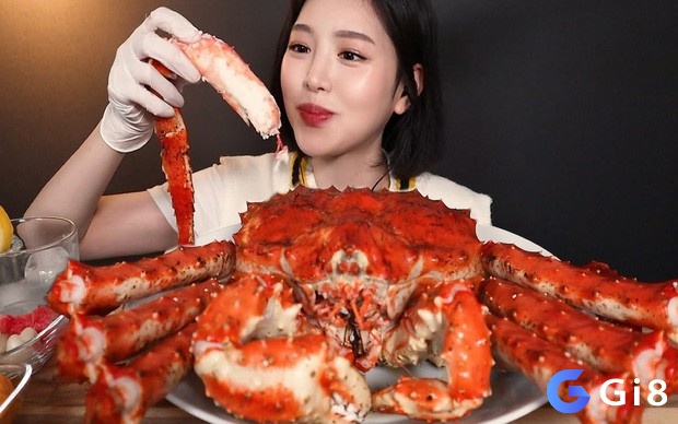 Mơ thấy cua trên bàn ăn có thể biểu thị sự thịnh vượng và niềm vui trong cuộc sống