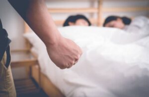 Mơ thấy vợ ngoại tình đánh con gì? Giải mã số đề chuẩn 2025