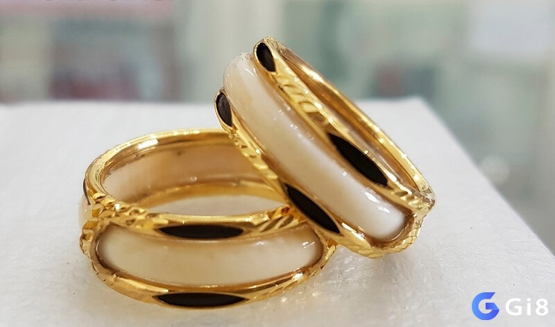 Giấc mơ thấy tặng hoặc được tặng nhẫn vàng thường liên quan đến các mối quan hệ trong cuộc sống