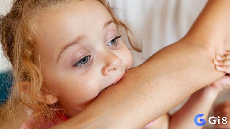 Mơ thấy bị người cắn là giấc mơ mang nhiều tầng nghĩa tâm linh và cảm xúc