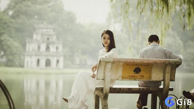 Sự xa cách trong giấc mơ thấy chồng phản ánh nỗi nhớ và cũng là lời nhắc nhở bạn quan tâm nhiều hơn đến sự kết nối trong hôn nhân.