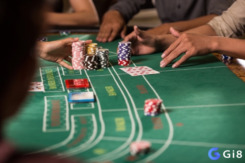 Rút lá thứ ba trong baccarat phụ thuộc vào điểm số và quy tắc riêng cho Player và Banker