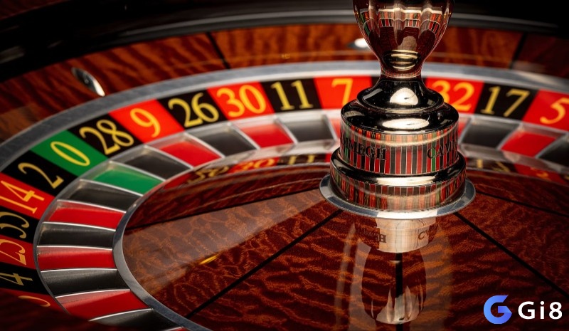 Cấu trúc bánh xe roulette và bố cục bàn cược với phân chia khu vực đặt cược rõ ràng.