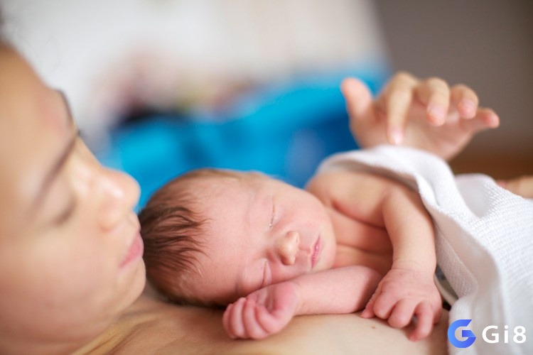 Mơ thấy sinh em bé non ám chỉ bạn nên cẩn trọng 