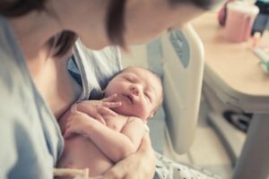 Giải mã giấc mơ thấy sinh em bé số đề gì? Điềm báo gì?