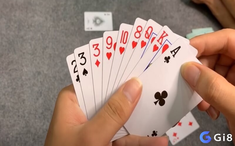 Một ván Phỏm chuẩn bắt đầu với 9–10 lá bài cho mỗi người chơi theo cách đánh bài Phỏm.