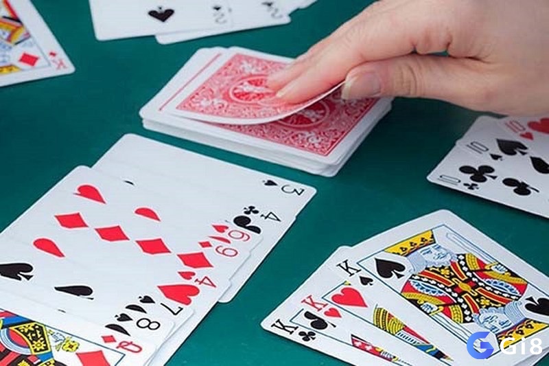 Người chơi lần lượt ăn, bốc và đánh để duy trì chiến lược của mình trong cách đánh bài Phỏm.