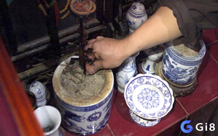 Ngọn lửa cháy âm ỉ biểu thị cho sự thay đổi từ từ và khởi đầu mới.