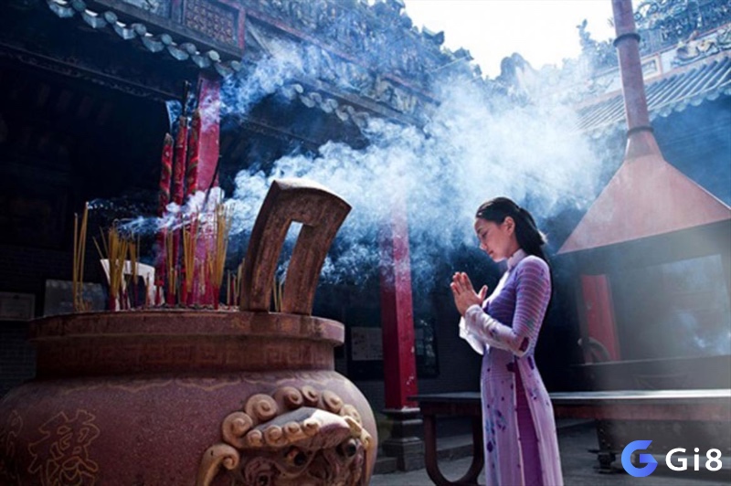 Giữ gìn bàn thờ trang nghiêm và thắp trầm hương giúp thu hút năng lượng tốt.